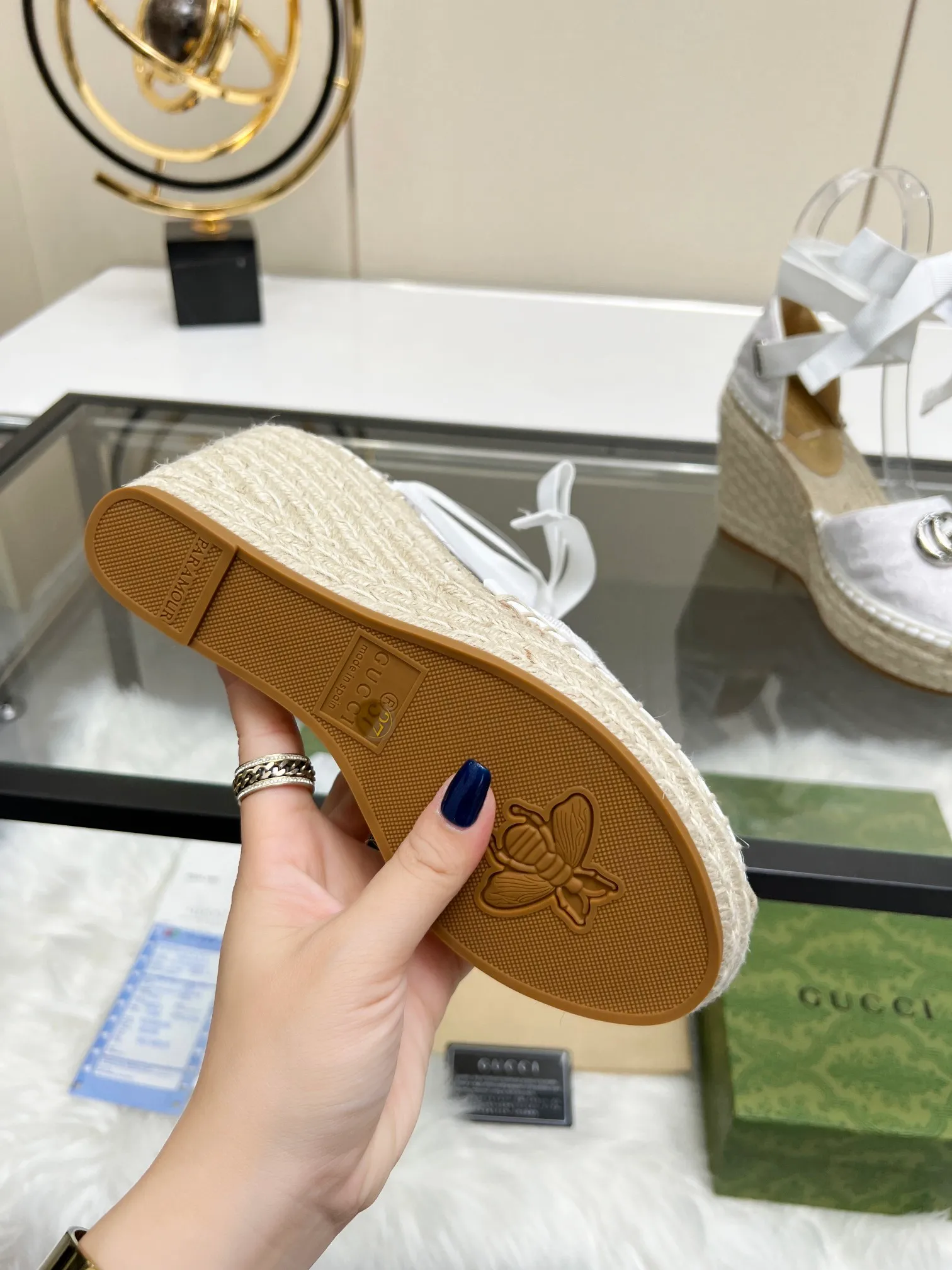 👟👟Ex-factory price 440👟👟 GUCCI wedge fisherman sandals, thick-soled straw, high-end quality, fabric: double G fabric, electric embroidery, lining: mixed sheepskin lining, yardage: 35～42, color: pure white. Dear new and old customers, the picture has been updated, please transfer the image to change. The upgraded version of the wedge heel currently has more than 40 colors. Transfer the image to sell.